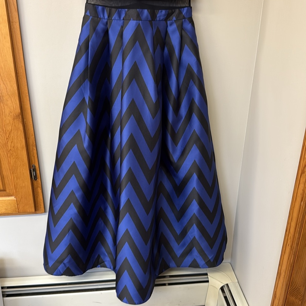 Betsy & Adam Sleeveless Mesh Waist Chevron Print Gown | Black/Blue | sz 8P | GUC - Picture 5 of 12